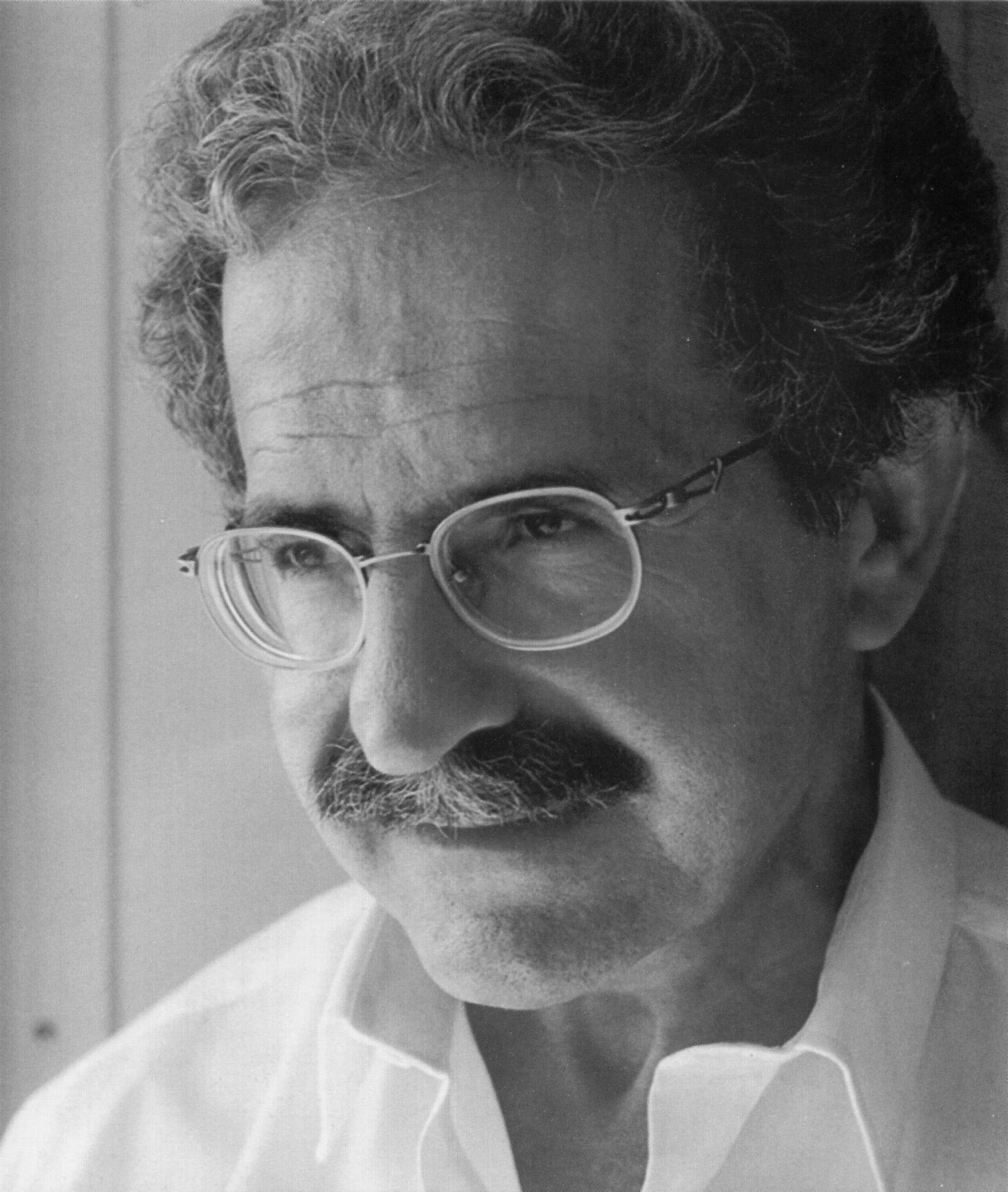 «Πριν σβήσουν τα φώτα»: Την Παρασκευή παρουσιάζεται η αυτοβιογραφία του Μίμη Ανδρουλάκη