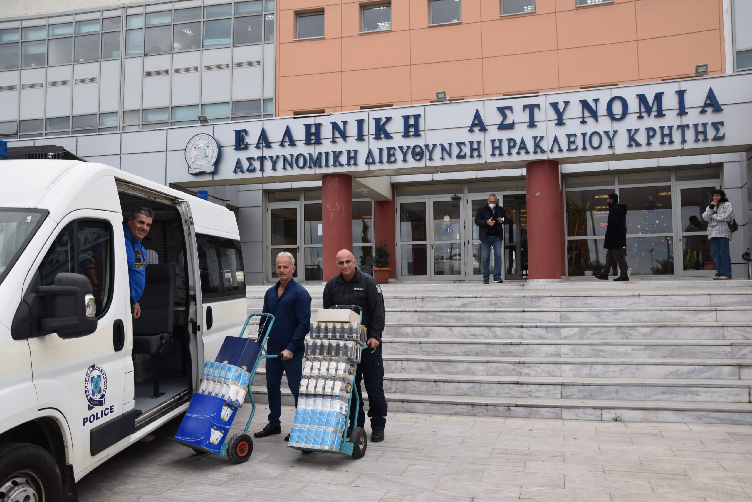 Αστυνομικοί της Κρήτης προσέφεραν τρόφιμα και είδη πρώτης ανάγκης