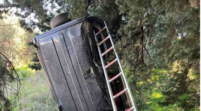 Κρήτη: Αυτοκίνητο «κρεμάστηκε» σε δέντρο