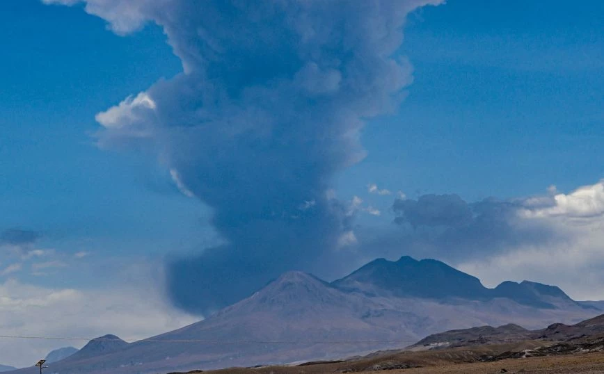 Χιλή: Αυξήθηκε το επίπεδο συναγερμού για το ηφαίστειο Λασκάρ – «Αναμένονται» εκρήξεις που θα ξεπερνούν σε ύψος τα 5 χλμ