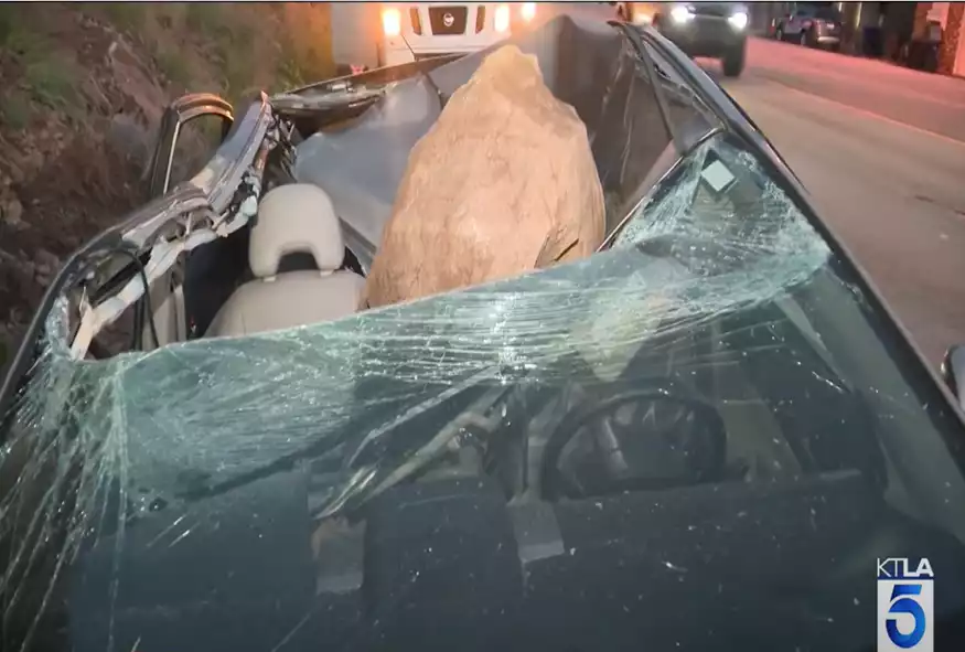 Τεράστιος βράχος προσγειώθηκε σε καπό αυτοκινήτου στο Μαλιμπού – Ένα τηλεφώνημα έσωσε τον οδηγό