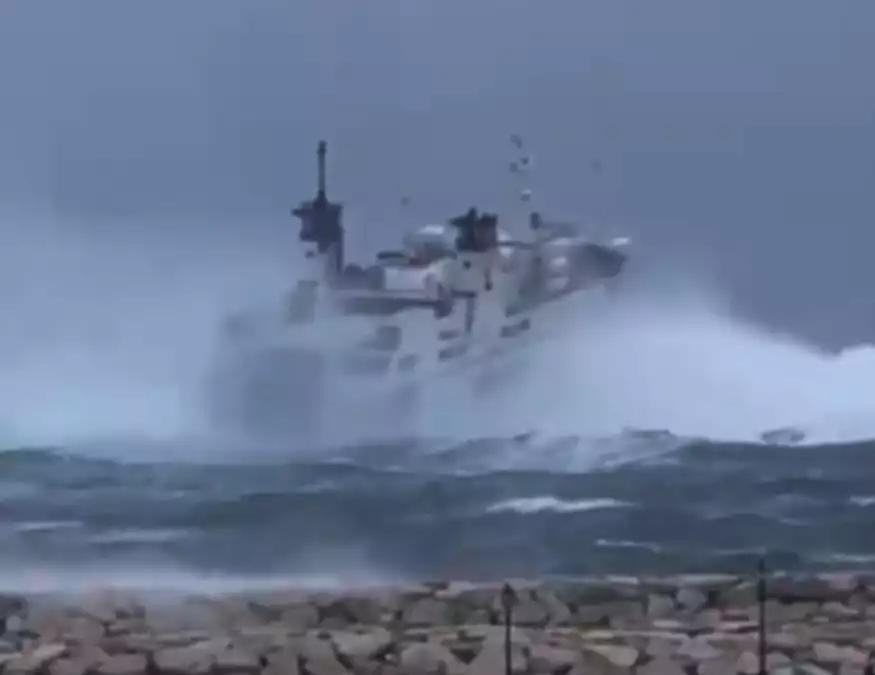 Εικόνες που τρομάζουν στην Ιταλία: Πλοίο δίνει μάχη με κύματα οκτώ μέτρων – Δείτε το βίντεο