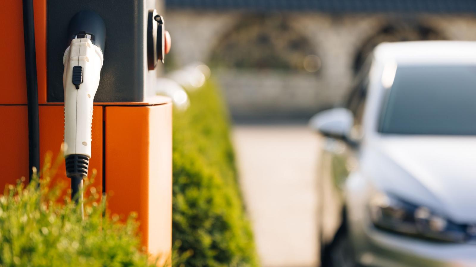 Βρετανία: Τέλος οι μηδενικοί φόροι για τα ηλεκτρικά – Έρχεται γρηγορότερα το χαράτσι