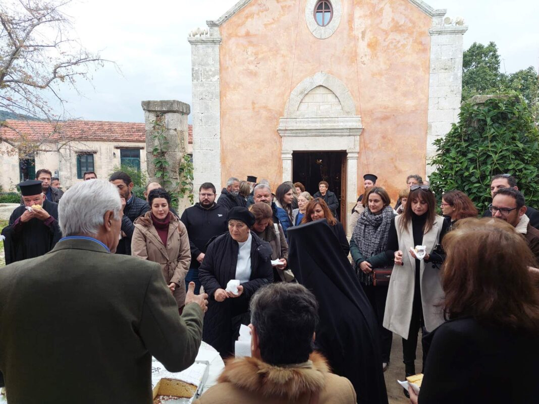 Έκοψαν την πρωτοχρονιάτικη πίτα στον δήμο Αποκορώνου