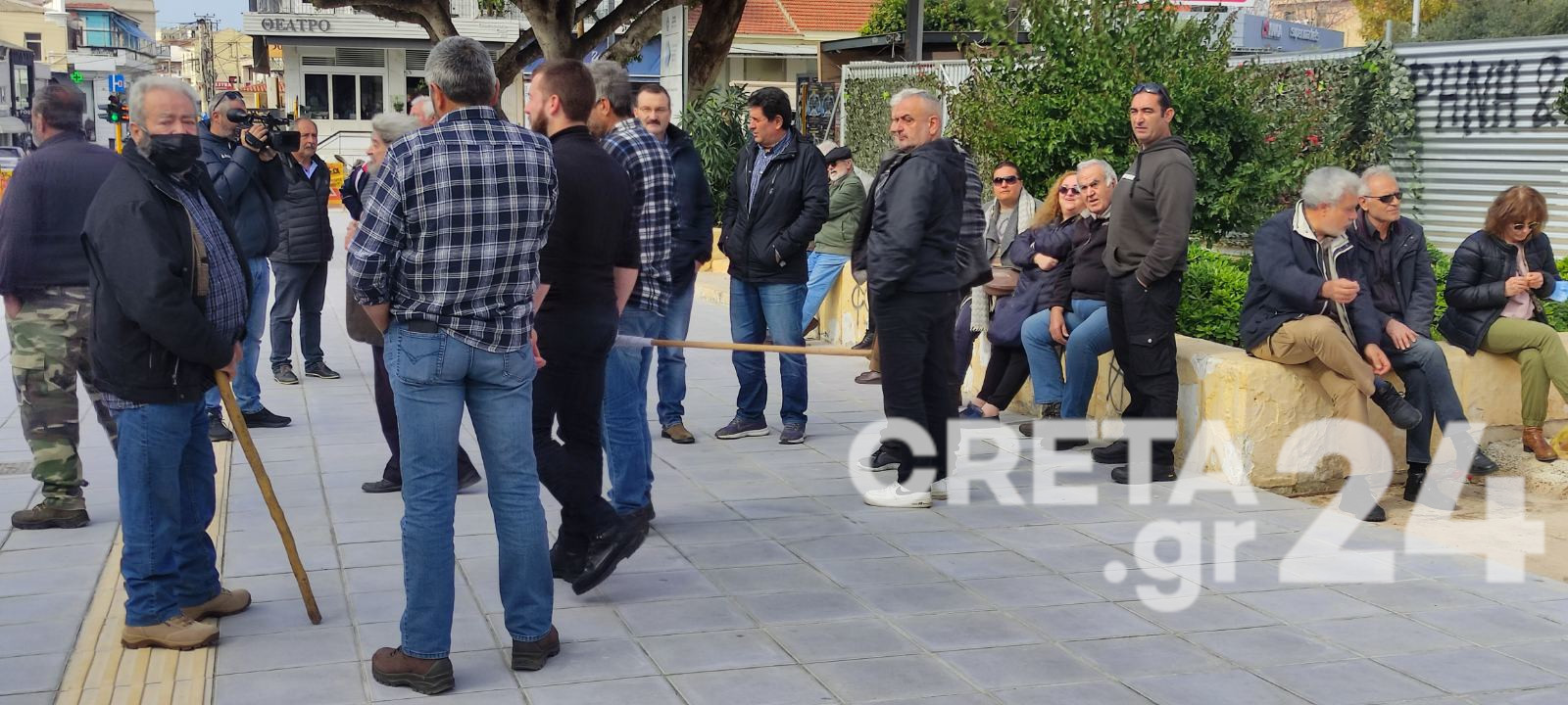 Στους δρόμους αγρότες και κτηνοτρόφοι στα Χανιά (εικόνες)