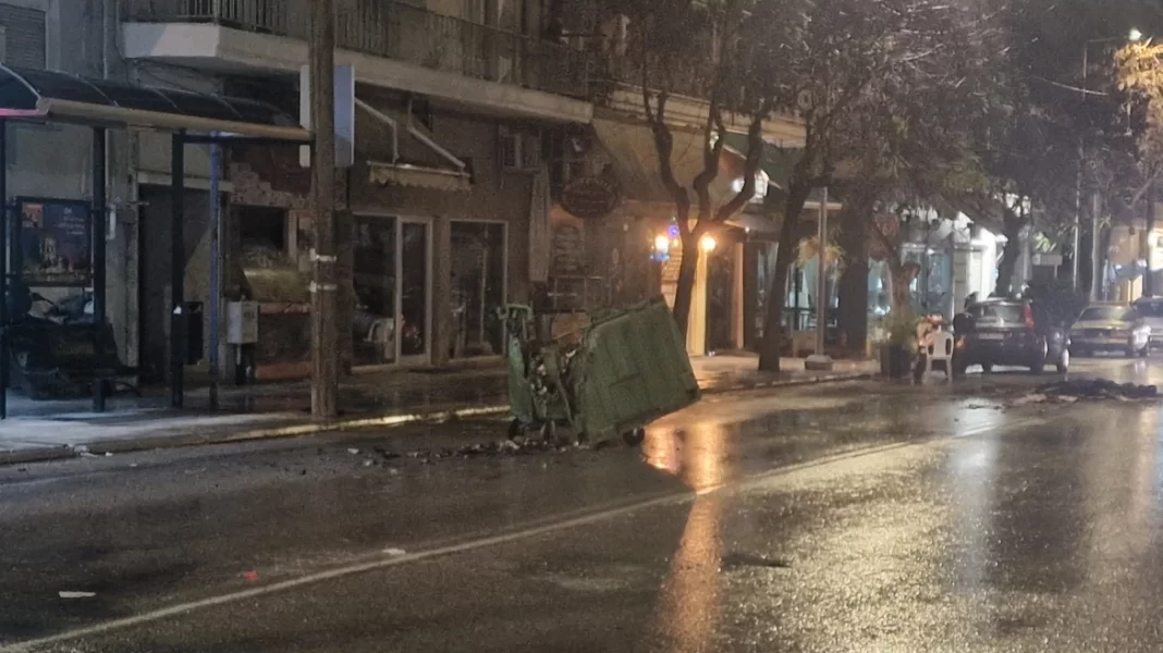 Επεισόδια έξω από το «Κλεάνθης Βικελίδης»: Άγνωστοι πέταξαν πέτρες και φωτοβολίδες στους αστυνομικούς