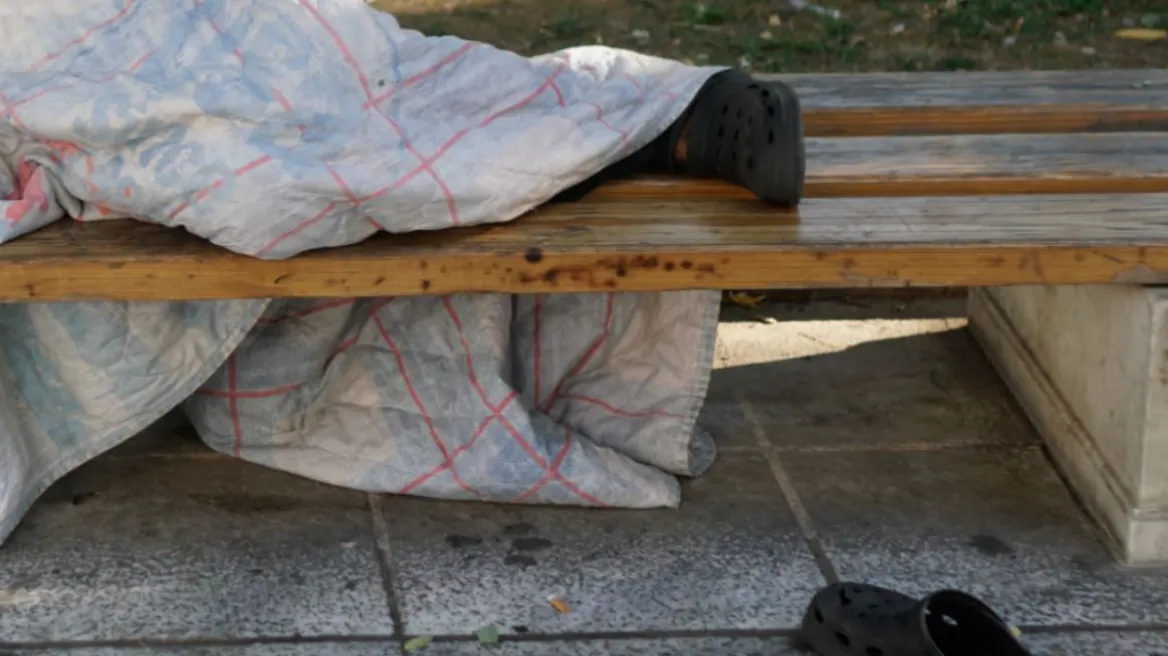 Τρόμος στη Θεσσαλονίκη για τον άστεγο που μαχαίρωσε άστεγο – Ασύλληπτος παραμένει ο δράστης