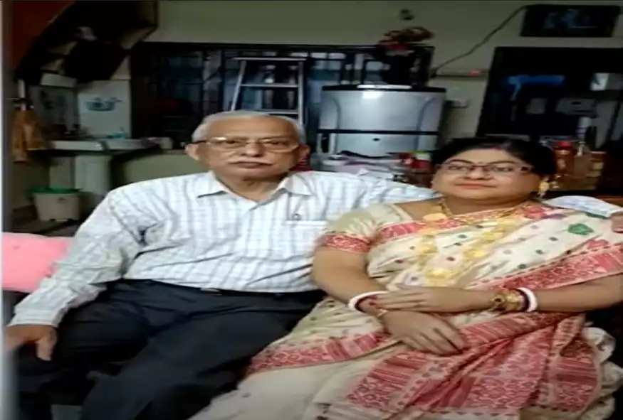 Ινδός ζει με το ομοίωμα της γυναίκας του: Είναι από σιλικόνη, ζυγίζει 30 κιλά και κάθεται σε κούνια