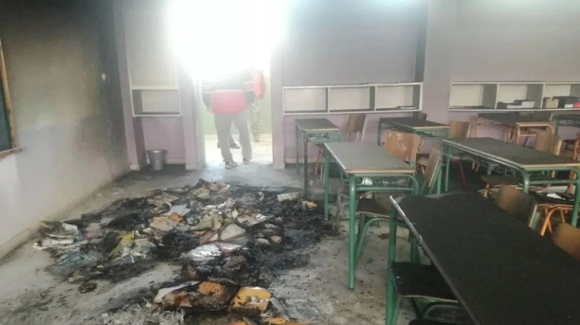 Ανήλικοι έκαναν βανδαλισμούς και έκλεψαν τις σημαίες δυο σχολείων