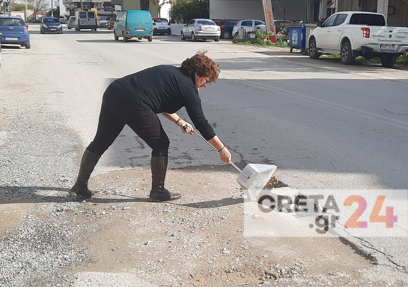 Δ. Φαιστού: Πολίτες «μπαλώνουν» λακκούβες όπως μπορούν (εικόνες)