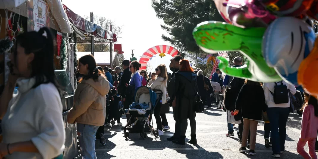 Φορτηγό που μετέφερε συγκρουόμενα λούνα παρκ έμεινε… μισό