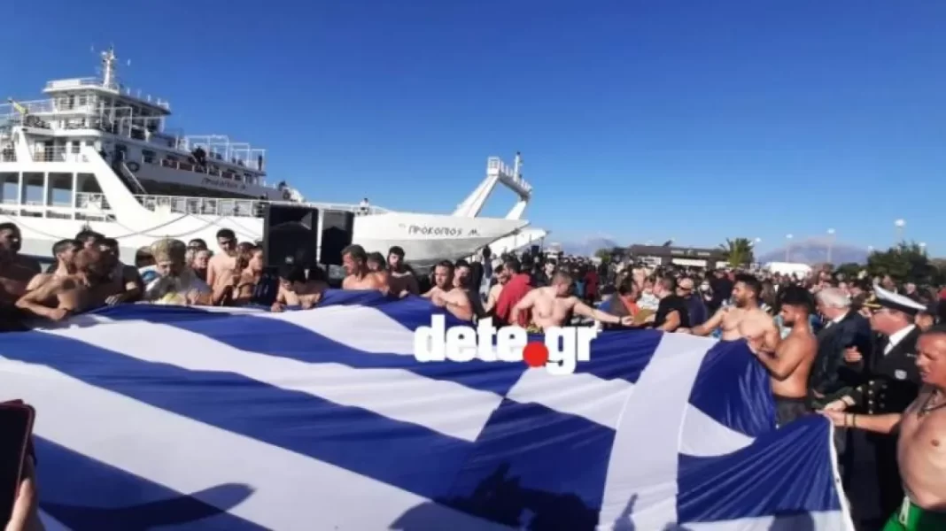 Θεοφάνια στην Πάτρα: Άνοιξαν ελληνική σημαία και τραγούδησαν τον Εθνικό Ύμνο – Ένας 15χρονος έπιασε τον σταυρό