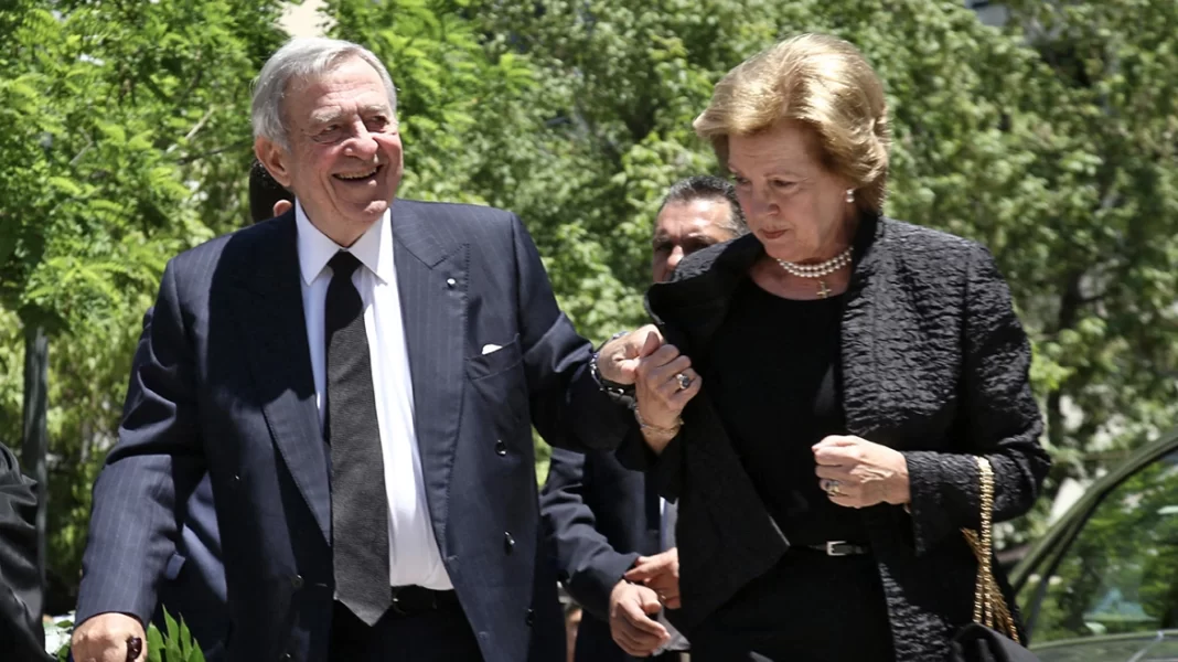 Ως ιδώτης θα ταφεί ο τέως βασιλιάς Κωνσταντίνος, αποφάσισε η κυβέρνηση