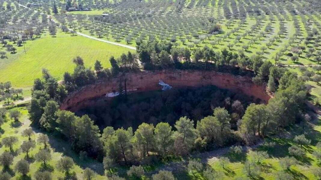 Δίδυμα Αργολίδας: Οι μυστηριώδεις γιγάντιες τρύπες που κρύβουν δυο εκκλησάκια