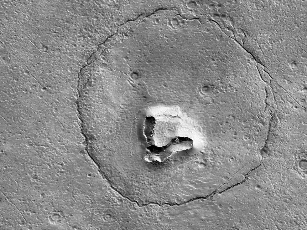Μία «αρκούδα» στο διάστημα – Η viral φωτογραφία της NASA από την επιφάνεια του Άρη