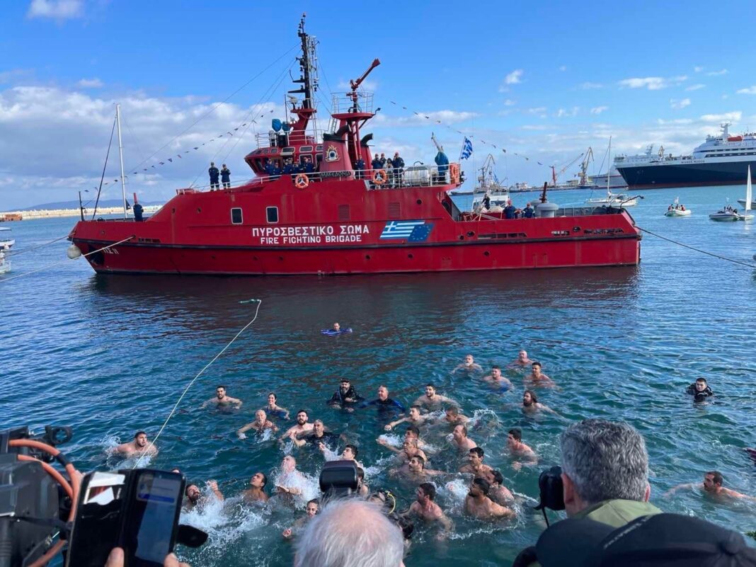 Με κατάνυξη ο Αγιασμός των Υδάτων στο Λιμάνι του Ηρακλείου