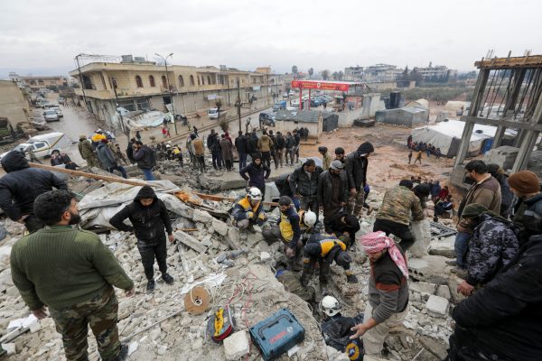 Μάχη με τον χρόνο δίνουν οι διασώστες στην Τουρκία – Πλησιάζουν τους 2.000 οι νεκροί από τον σεισμό