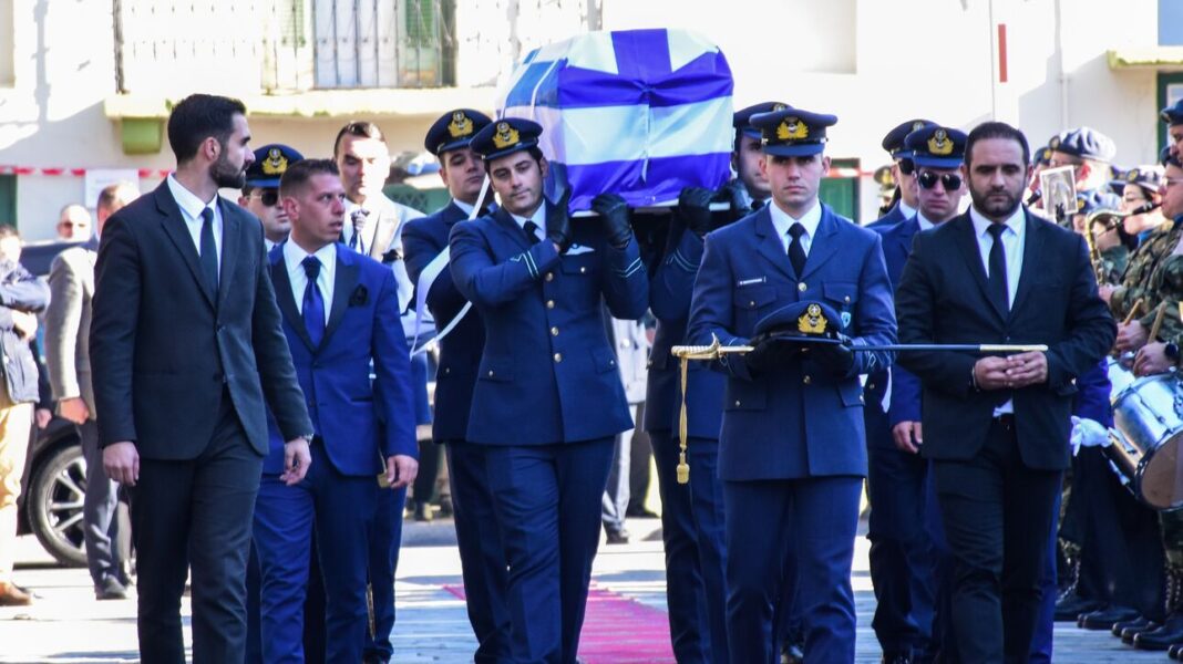 «Πέθανε νέος αλλά γεμάτος Ελλάδα»: Ανείπωτη θλίψη στην κηδεία του Μάριου – Μιχαήλ Τουρούτσικα