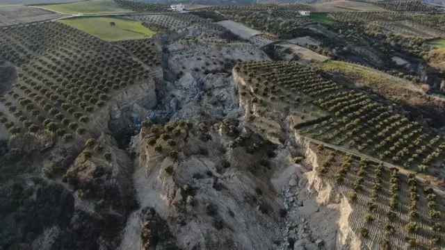 Σεισμός στην Τουρκία: Φαράγγι 300 μέτρων δημιουργήθηκε σε ελαιώνα – Σκίστηκε η γη στα δύο