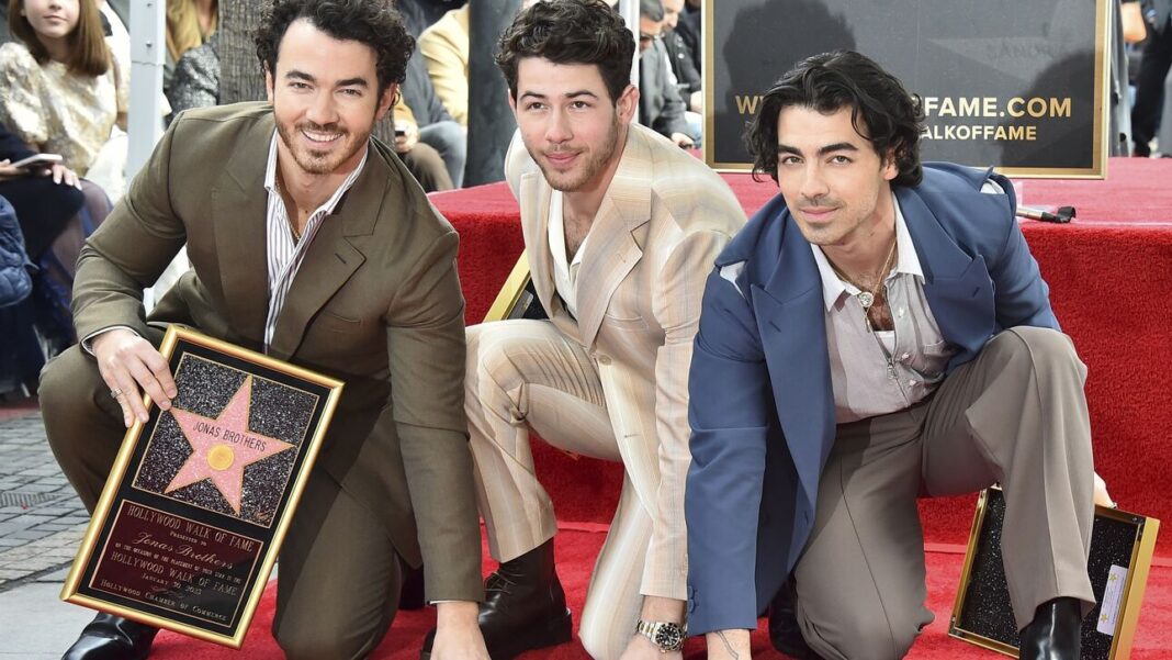 Hollywood Walk of Fame: Οι Jonas Brothers απέκτησαν το δικό τους αστέρι στη «Λεωφόρο της Δόξας»