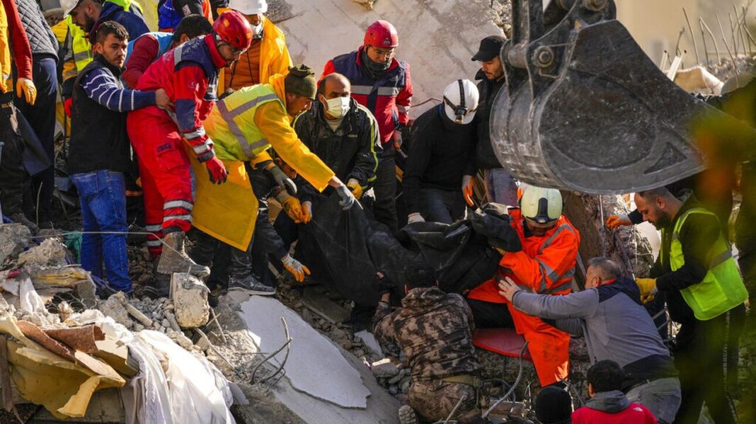 Σεισμός Τουρκία: Οι Έλληνες διασώστες έσωσαν την 6χρονη αδελφή της Φάτμα