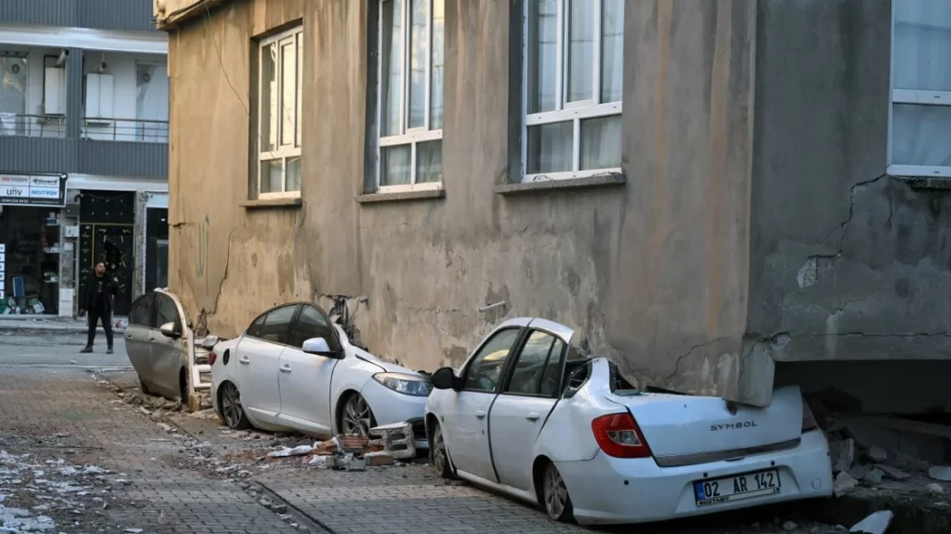 Ο σεισμός στην Τουρκία «σήκωσε» κτίριο και το... πάρκαρε πάνω σε αυτοκίνητα