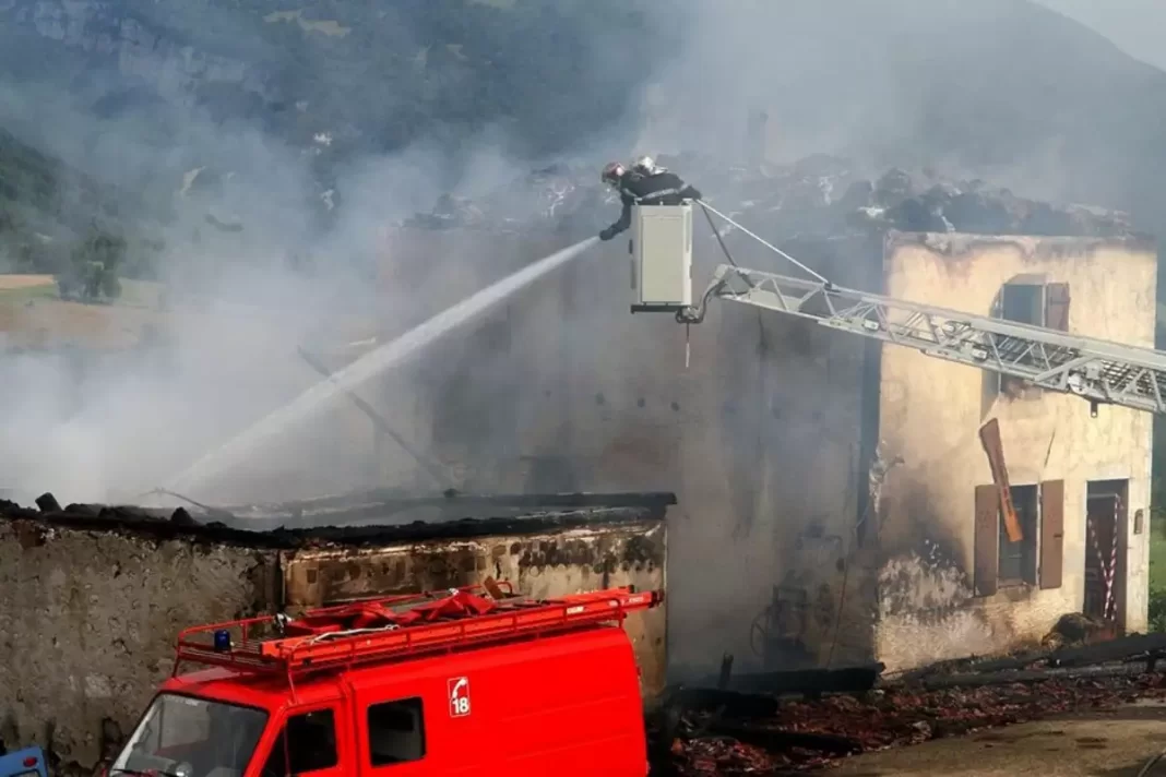 Μητέρα και τα επτά παιδιά της νεκροί μετά από φωτιά στο σπίτι τους
