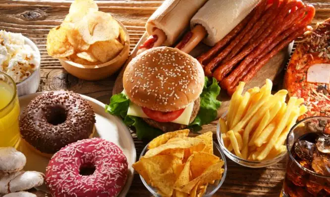 Νέα έρευνα: Τα υπερεπεξεργασμένα τρόφιμα αυξάνουν τον κίνδυνο καρκίνου