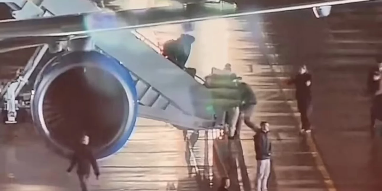 Viral το βίντεο με την τούμπα από το Air Force One – Συνεργάτιδα Μπάιντεν κουτρουβάλησε όλα τα σκαλιά