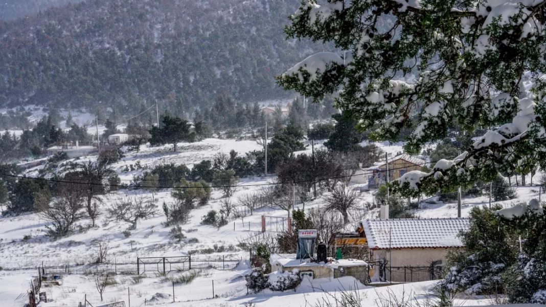 Καιρός – Κακοκαιρία «Μπάρμπαρα»: Χιονίζει ξανά σε βόρειες περιοχές της Αττικής – Τσουχτερό το κρύο