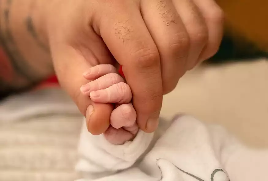Tραγωδία: Ζευγάρι περιμένει να γεννηθεί το μωρό τους για να του πει «αντίο» για πάντα