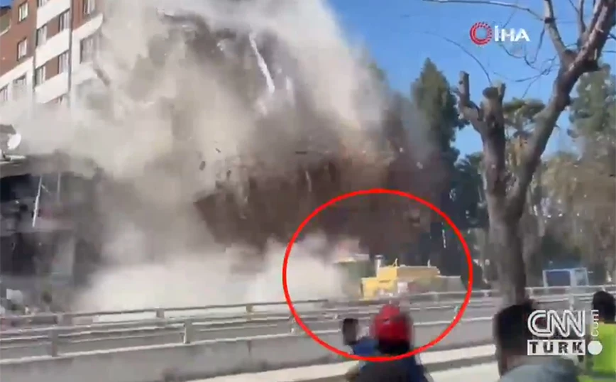 Σεισμός στην Τουρκία: Κτίριο κατέρρευσε πάνω σε εκσκαφέα που απομάκρυνε μπάζα