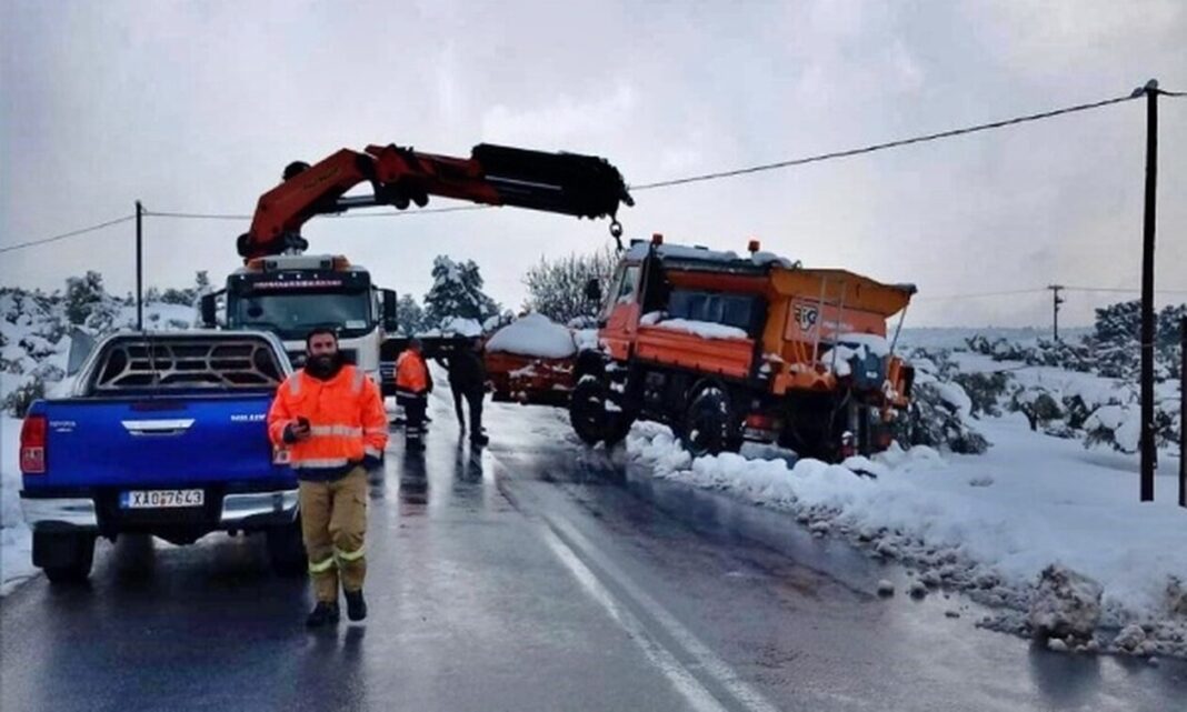 Εκχιονιστικό μηχάνημα «γλίστρησε» στα χιόνια και έπεσε στον δρόμο