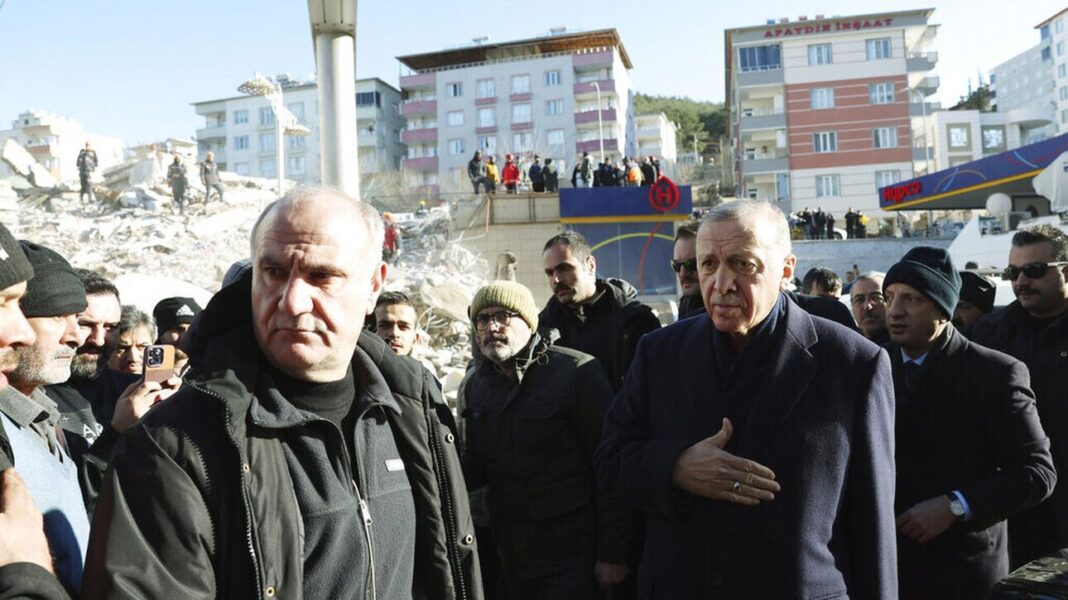 Οργή κατά Ερντογάν για τον σεισμό – Ξεπέρασαν τους 21.000 οι νεκροί