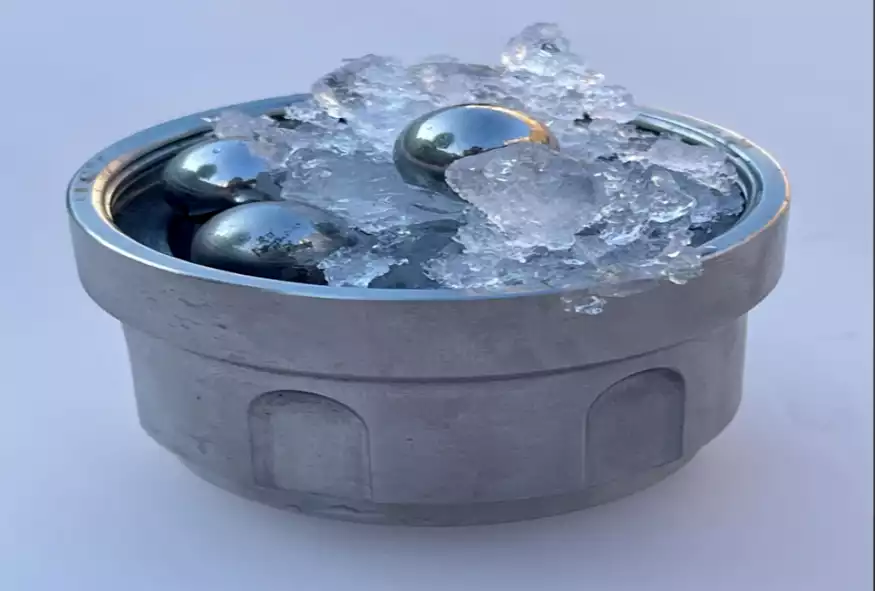 Επιστήμονες ανακάλυψαν ένα «εξωτικό» είδος πάγου που έχει την ίδια πυκνότητα με το νερό