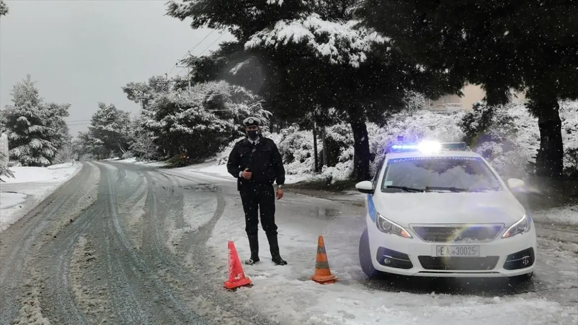 Κακοκαιρία «Μπάρμπαρα»: Kλειστοί δρόμοι στην Αττική – Επί ποδός οι αρχές για τον χιονιά