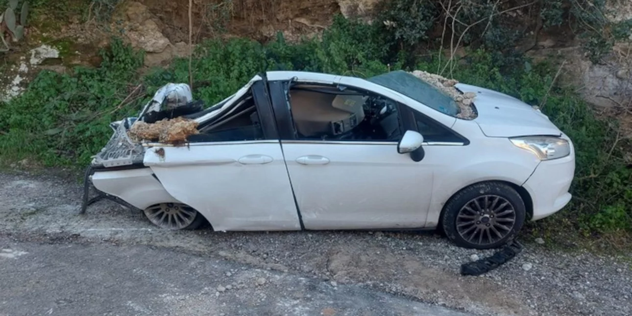 Αυτοκίνητο ισοπεδώθηκε από βράχο λίγο πριν επιβιβαστούν μητέρα και παιδί
