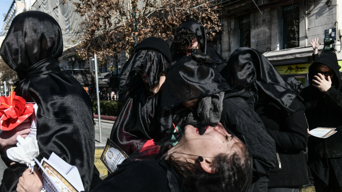 Καλλιτέχνες έκαναν την «κηδεία» του πολιτισμού στο κέντρο της Αθήνας