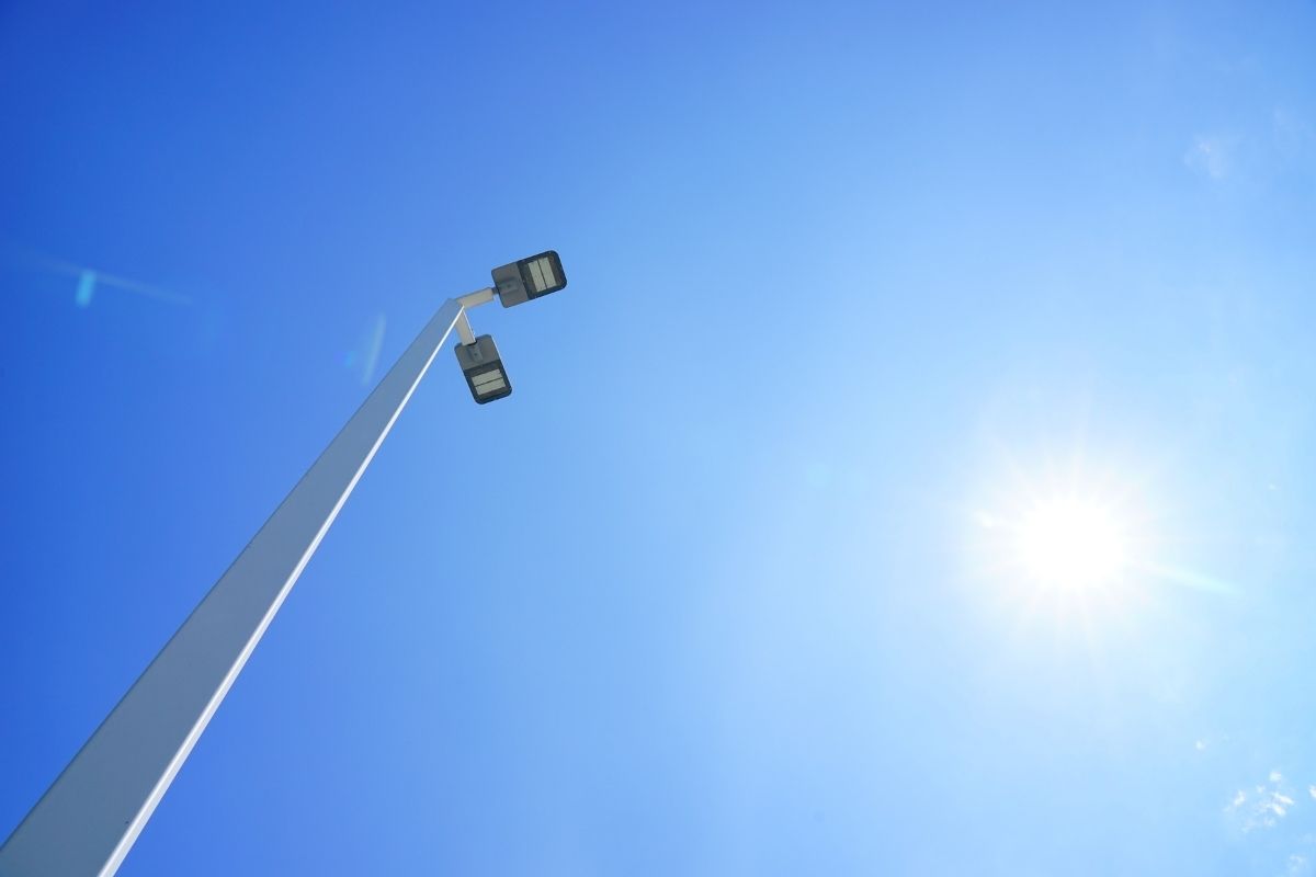 ΥΠΕΝ: Επιδότηση 20% στους δήμους για αναβάθμιση του οδοφωτισμού