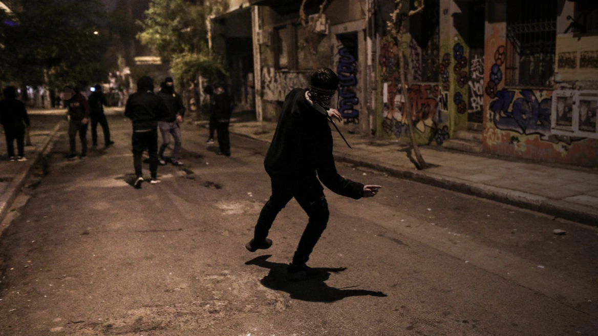 Επιθέσεις με μολότοφ κατά των ΜΑΤ στα Εξάρχεια