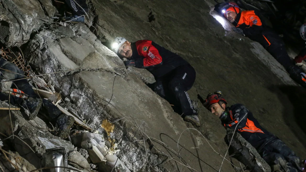 Η ελληνική αποστολή στην Τουρκία: «Επικρατεί χάος, δύσκολες οι συνθήκες»