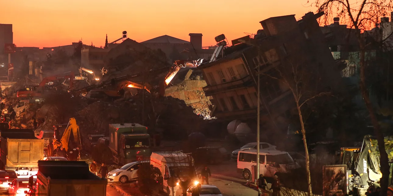 Σεισμός 7,8 Ρίχτερ: Ξεπερνούν τους 23.000 οι νεκροί σε Τουρκία και Συρία -Οργή για τα «χάρτινα» κτίρια