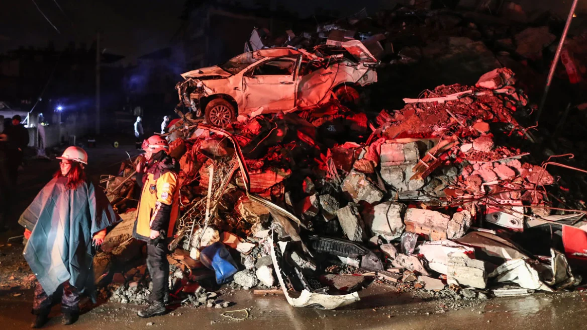 Σεισμοί στην Τουρκία: Πάνω από 4.300 οι νεκροί, εκατομμύρια οι άστεγοι μέσα στο κρύο