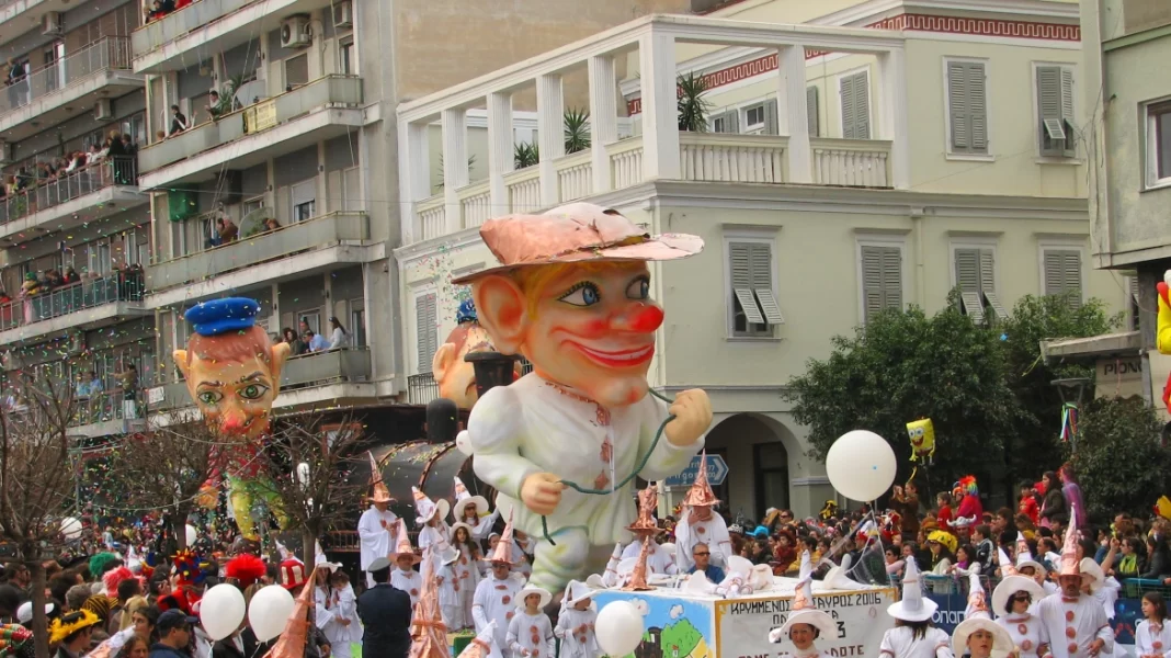 Σε έντονους καρναβαλικούς ρυθμούς η Πάτρα – Στους δρόμους πάνω 50.000 καρναβαλιστές