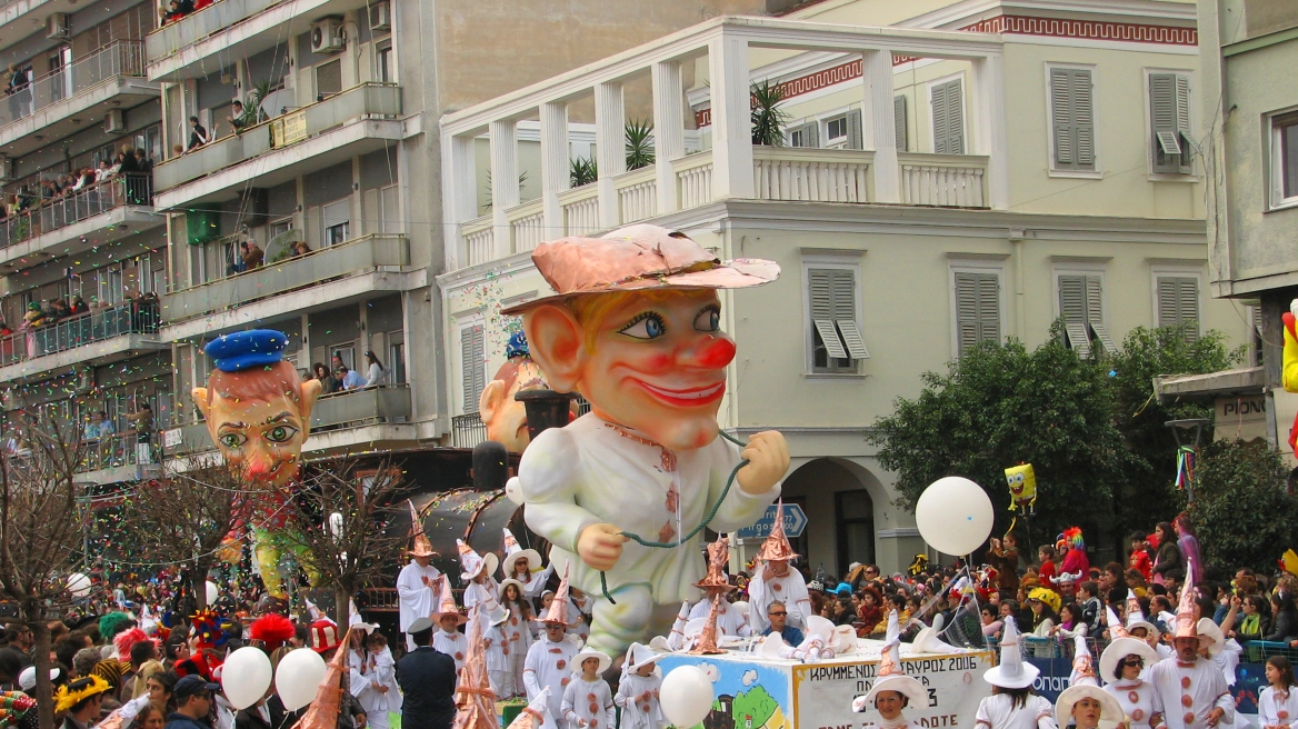 Σε έντονους καρναβαλικούς ρυθμούς η Πάτρα – Στους δρόμους πάνω 50.000 καρναβαλιστές