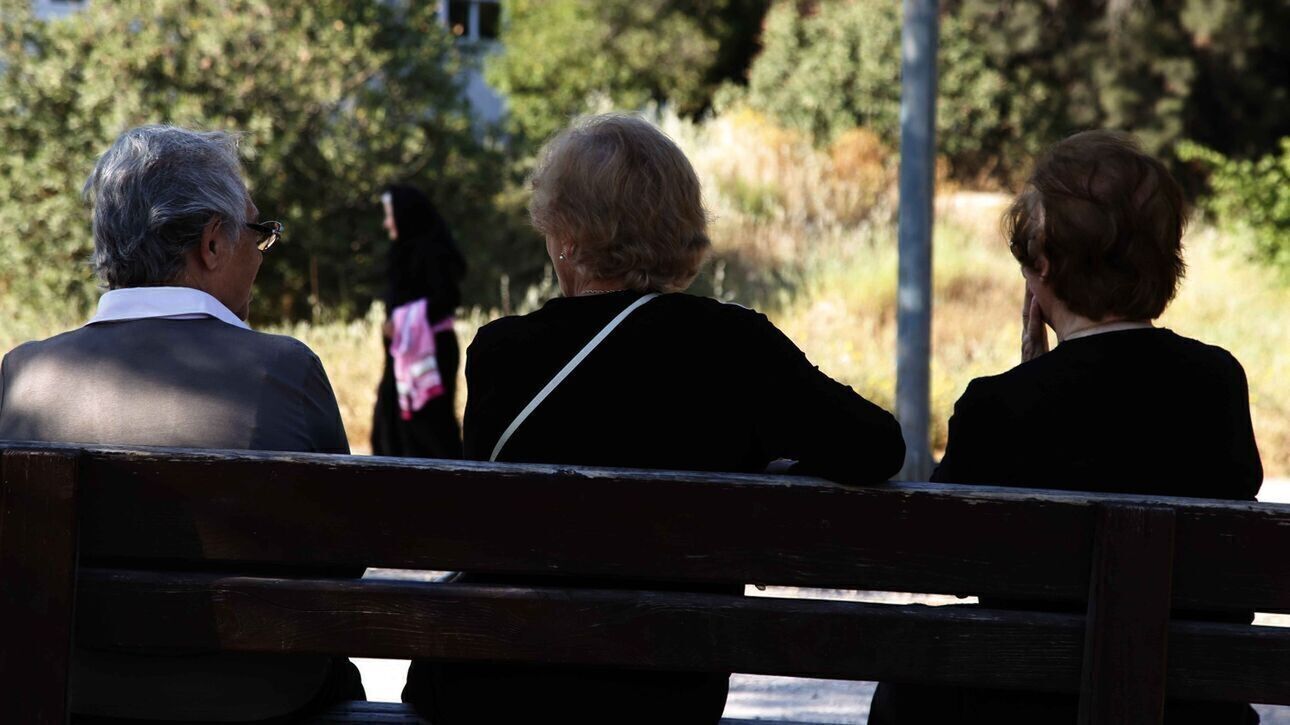 Συντάξεις: Έρχονται ενισχύσεις με επιταγές, pass και παρεμβάσεις