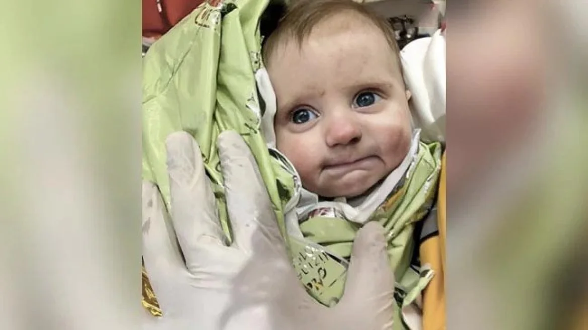 Σεισμός στην Τουρκία: Το βρέφος δύο μηνών που διασώθηκε μετά από 128 ώρες, ποζάρει χαμογελαστό