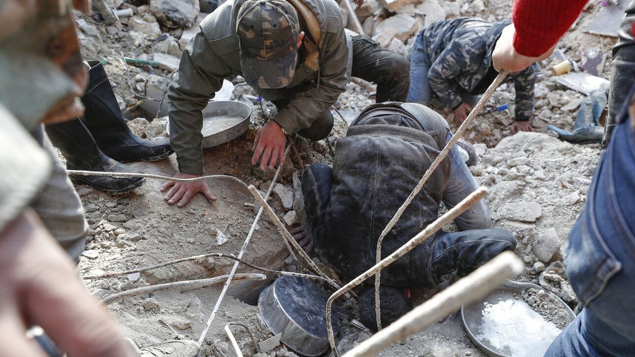 Σεισμός Τουρκία: Απεγκλωβισμός κοριτσιού από τους Έλληνες διασώστες (βίντεο)