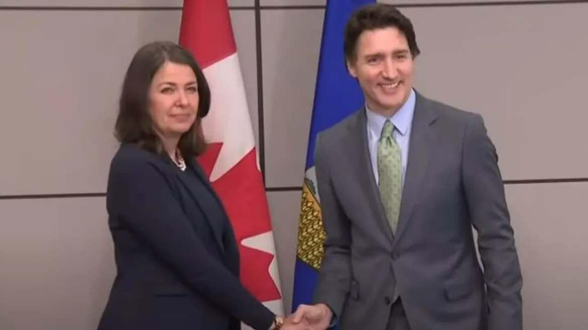 Τζάστιν Τριντό: Viral η αμήχανη χειραψία του με την πρωθυπουργό της Αλμπέρτα