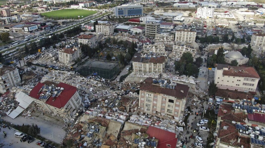 Σεισμός Τουρκία: Ισοπεδώθηκε σχεδόν ολόκληρη πόλη – Το μέγεθος της καταστροφής από drone